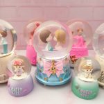 گوی موزیکال چراغ‌دار طرح عاشقانه با دو عروسک داخل قایق و پایه آبی فانتزیگوی موزیکال چراغ‌دار طرح عاشقانه با دو عروسک داخل قایق و پایه آبی فانتزی