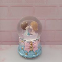 گوی موزیکال چراغ‌دار طرح عاشقانه با دو عروسک داخل قایق و پایه آبی فانتزی